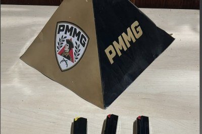 PM apreende pistola, munições e carregadores em ocorrência de violência doméstica em Lajinha -  (crédito: Polícia Militar/Divulgação )