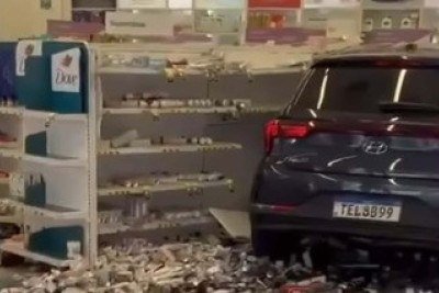 Veículo invadiu a drogaria -  (crédito: Reprodução/Redes Sociais)