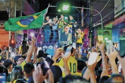 Flávio Bolsonaro no caminhão de som com Nikolas Ferreira, em Capelinha no segundo turno: evento lotado, mas fracasso nas urnas da cidade -  (crédito: Campanha de Flávio Bolsonaro/Redes sociais)