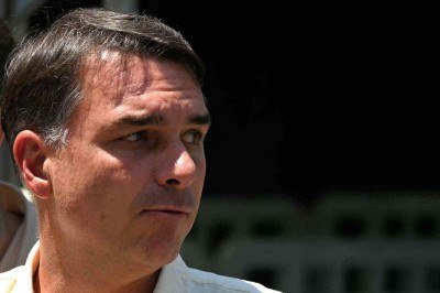 A fuga de Fl&aacute;vio Bolsonaro enfraquece sua pr&oacute;pria palavra e sustenta a interpreta&ccedil;&atilde;o de que procurou escapar do alcance de medidas judiciais

descri&ccedil;&atilde;o

Fl&aacute;vio Bolsonaro olha para o lado -  (crédito: Mauro Pimentel/AFP)