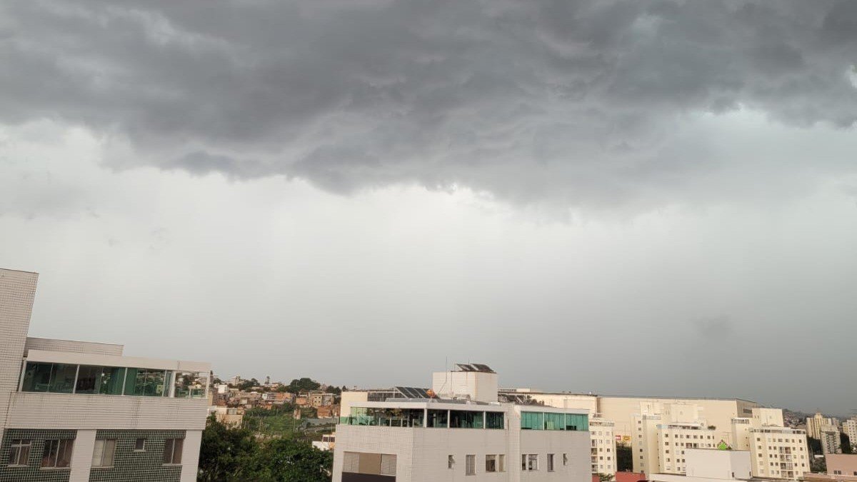 C&eacute;u nublado e com nuvens carregadas em Belo Horizonte nesta ter&ccedil;a-feira, de acordo com a previs&atilde;o de chuvas para a capital mineira. -  (crédito: Gladyston Rodrigues/EM/DA Press)