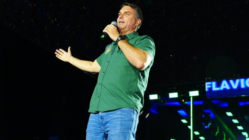 7 minutos separam o resultado da eleição do pedido da PF de apreender o passaporte de Flávio Bolsonaro