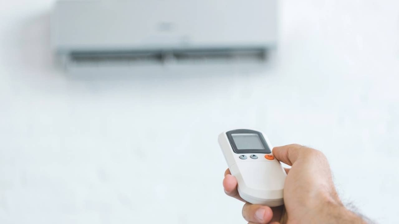 O uso constante do ar-condicionado, ajustado pelo controle remoto, exige limpeza regular dos filtros para manter a efici&ecirc;ncia -  (crédito: Cr&eacute;ditos: depositphotos.com / AllaSerebrina)
