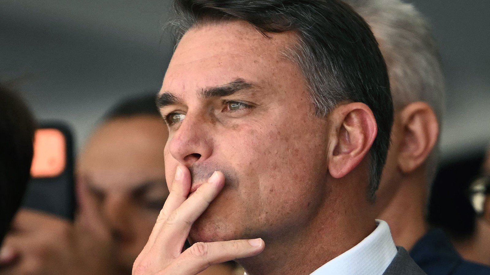 Fl&aacute;vio Bolsonaro se manifesta ap&oacute;s a PF apontar sua sa&iacute;da do pa&iacute;s e a apreens&atilde;o de seu passaporte -  (crédito: MAURO PIMENTEL / AFP)