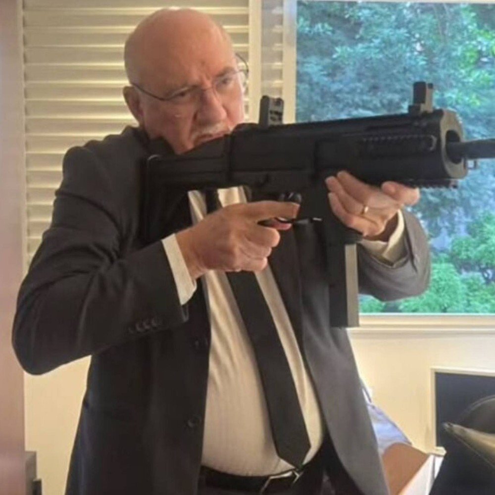 Desembargador do TJMG publica fotos com arma e provoca reação de colegas