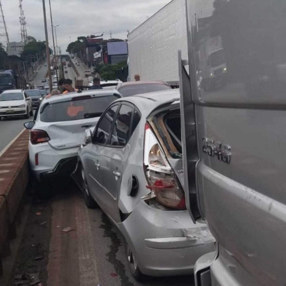 Acidente com quatro veículos provoca fila de 2 km em Contagem, na Grande BH