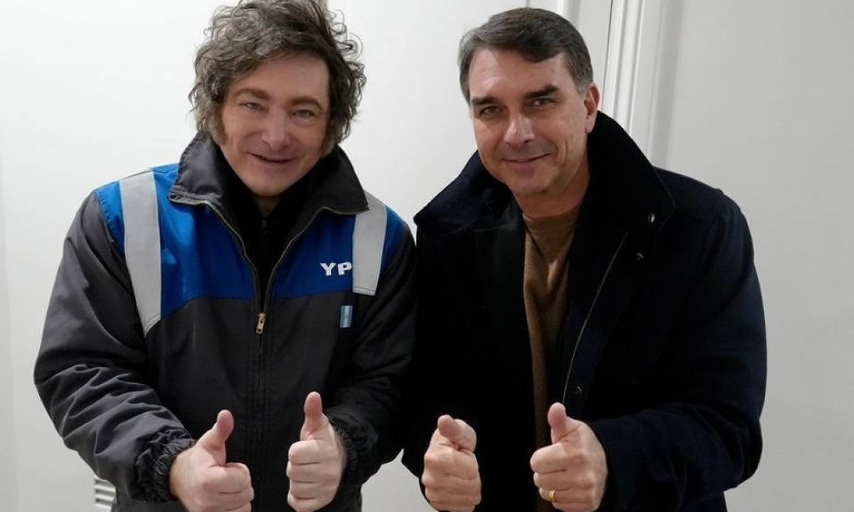 Presidente Javier Milei (à esq.) e Flávio Bolsonaro - (crédito: Reprodução/Presidência da Argentina)