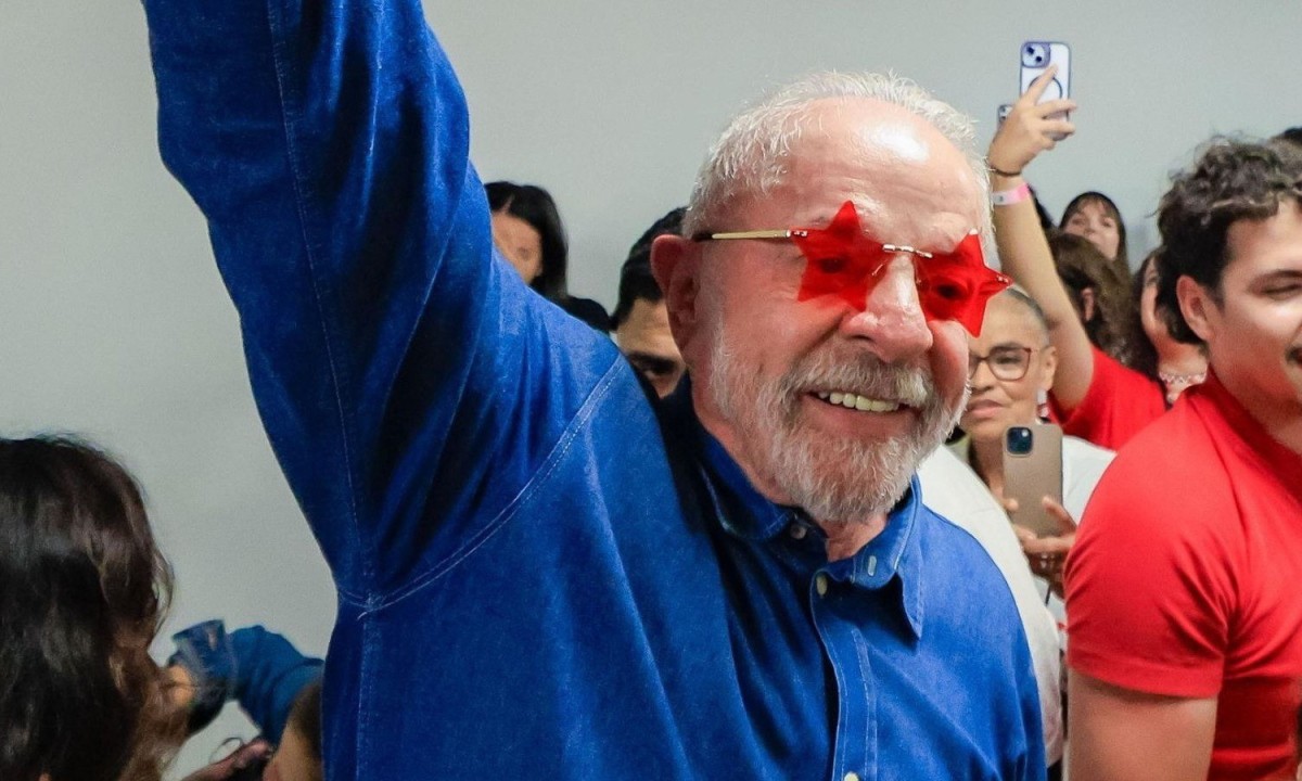 O presidente Lula celebra a vitória nas eleições com o acessório que se tornou febre online e esgotou estoques virtuais - (crédito: Ricardo Stuckert
)