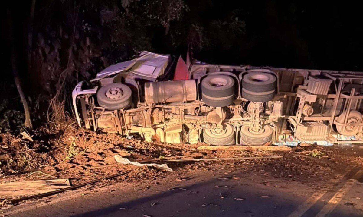 Incidente na BR-262 chegou a paralisar o trânsito nos dois sentidos - (crédito: CBMMG / Reprodução)
