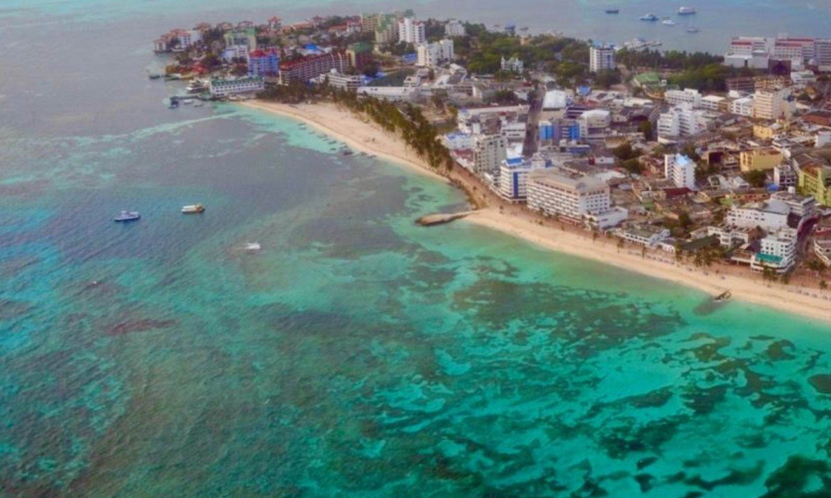 San Andrés continua sendo o Caribe mais em conta para muita gente, e isso tem um preço que não aparece na passagem: dividir o paraíso com muita gente e abrir mão de algum conforto -  (crédito: AFP PHOTO/Carolina Iglesias)