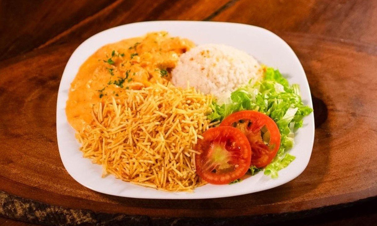 O estrogonofe de frango com arroz branco, batata-palha e salada é uma das opções de prato do Villa Agostine O estrogonofe de frango com arroz branco, batata-palha e salada é uma das opções de prato do Villa Agostine