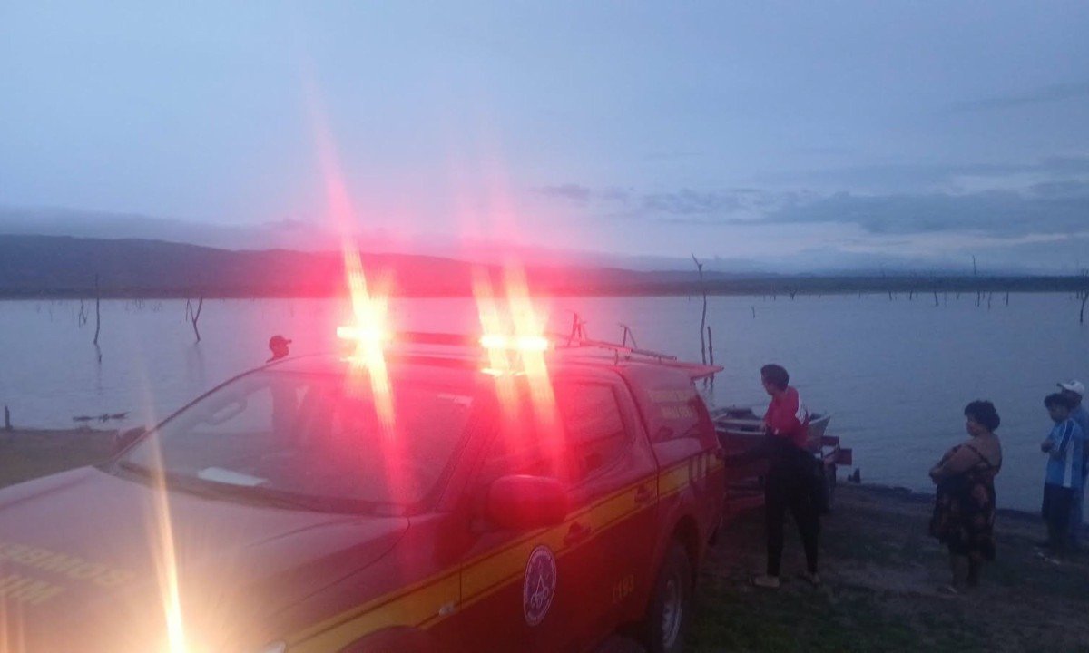 Barco afunda com quatro pessoas e duas desaparecem em barragem de Minas - (crédito: Corpo de Bombeiros/Reprodução)
