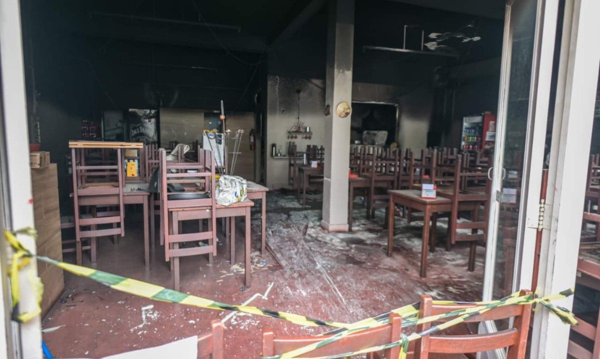 Fachada do restaurante fica conturbada após incêndio -Leandro Couri/EM