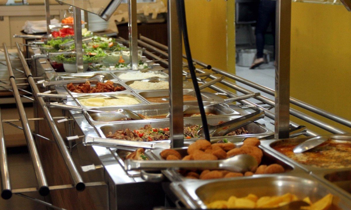 O restaurante oferece variadas opções no bufê self-service para os clientes na hora do almoço O restaurante oferece variadas opções no bufê self-service para os clientes na hora do almoço