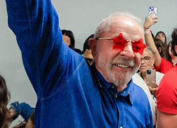 O presidente Lula celebra a vitória nas eleições com o acessório que se tornou febre online e esgotou estoques virtuais - (crédito: Ricardo Stuckert
) O presidente Lula celebra a vitória nas eleições com o acessório que se tornou febre online e esgotou estoques virtuais - (crédito: Ricardo Stuckert
)