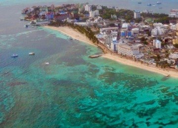 San Andrés continua sendo o Caribe mais em conta para muita gente, e isso tem um preço que não aparece na passagem: dividir o paraíso com muita gente e abrir mão de algum conforto -  (crédito: AFP PHOTO/Carolina Iglesias)