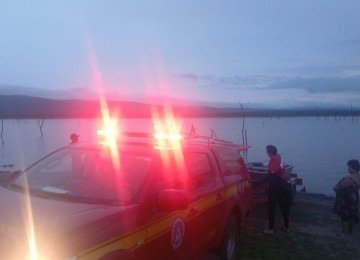 Barco afunda com quatro pessoas e duas desaparecem em barragem de Minas -  (crédito: Corpo de Bombeiros/Reprodução)