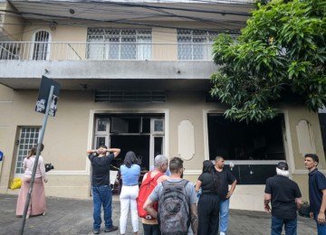 Pessoas acompanham o trabalho do CBMMG a contenção do incêndio no restaurante Sabor do Dia -  (crédito: Leandro Couri/EM )