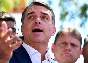 Flávio agradeceu a Donald Trump e ao presidente argentino, Javier Milei, alegou fraude eleitoral e apresentou sua saída como reação a uma perseguição política.s -  (crédito: Evaristo Sá/AFP – 2/10/26)