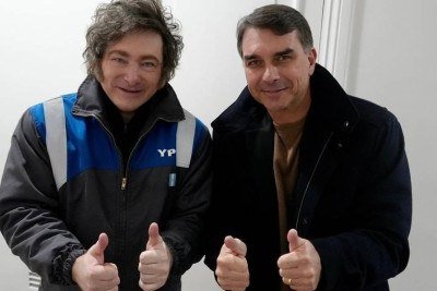 Presidente Javier Milei (&agrave; esq.) e Fl&aacute;vio Bolsonaro -  (crédito: Reprodu&ccedil;&atilde;o/Presid&ecirc;ncia da Argentina)