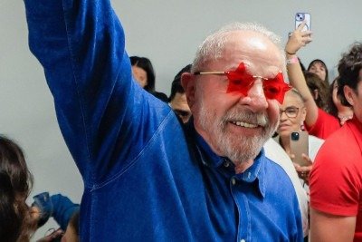 O presidente Lula celebra a vit&oacute;ria nas elei&ccedil;&otilde;es com o acess&oacute;rio que se tornou febre online e esgotou estoques virtuais -  (crédito: Ricardo Stuckert
)