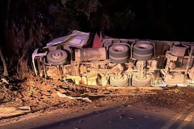Incidente na BR-262 chegou a paralisar o trÃ?Â¢nsito nos dois sentidos  -  (crédito: CBMMG / ReproduÃ?Â§Ã?Â£o)
