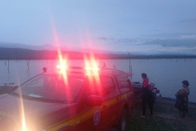 Barco afunda com quatro pessoas e duas desaparecem em barragem de Minas -  (crédito: Corpo de Bombeiros/Reprodução)