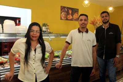 Matilde Aparecida, Leone Pereira e Valter Freitas se uniram depois que o ponto comercial onde trabalhavam foi vendido -  (crédito: Jair Amaral/EM/D.A Press)