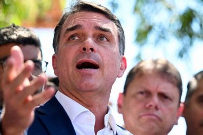 Flávio agradeceu a Donald Trump e ao presidente argentino, Javier Milei, alegou fraude eleitoral e apresentou sua saída como reação a uma perseguição política.s -  (crédito: Evaristo Sá/AFP – 2/10/26)