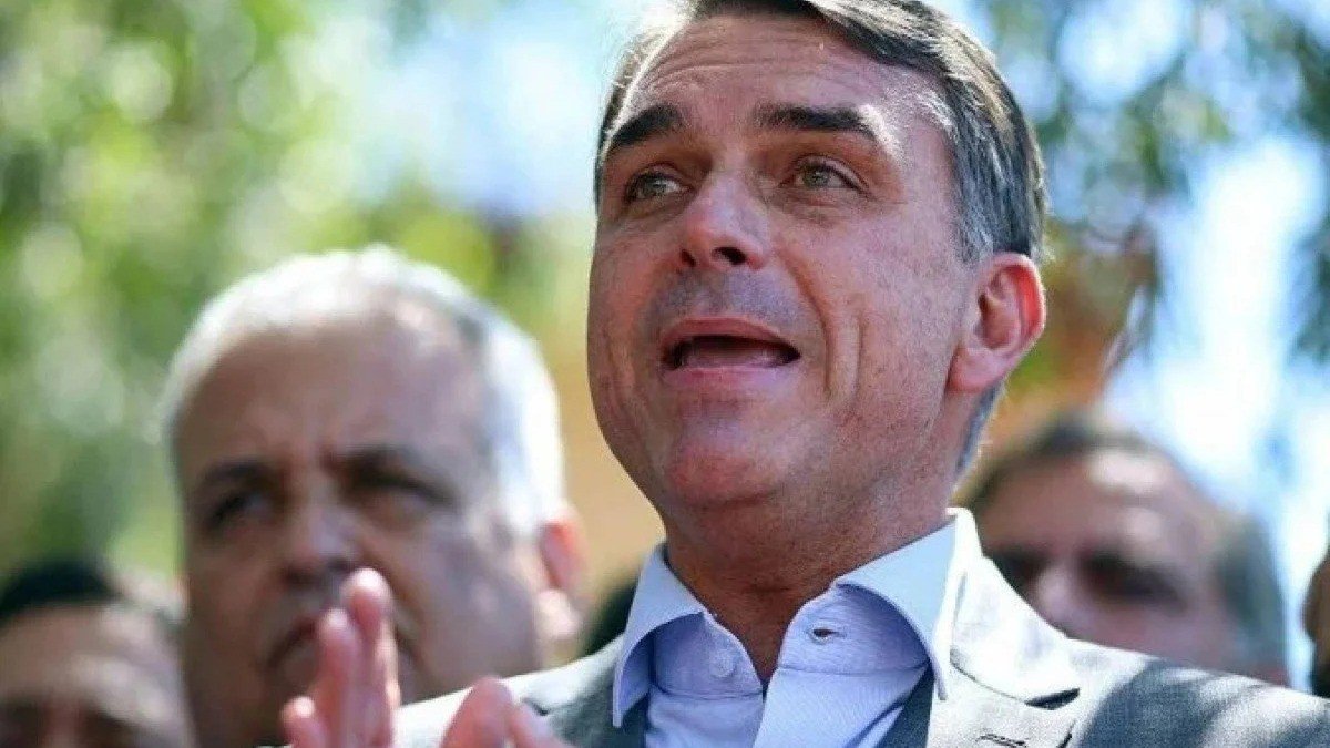 Fl&aacute;vio Bolsonaro em meio &agrave; repercuss&atilde;o de sua viagem para os Estados Unidos e um poss&iacute;vel encontro com a imprensa em Miami -  (crédito: Evaristo SA / AFP via Getty Images)