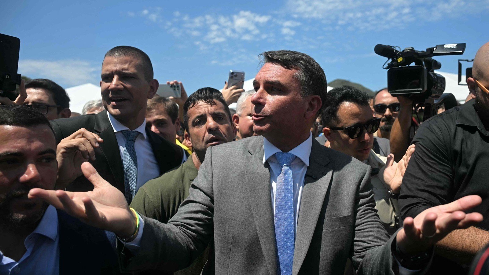 Fl&aacute;vio Bolsonaro em apari&ccedil;&atilde;o p&uacute;blica, antes das discuss&otilde;es sobre sua decis&atilde;o de viajar ao exterior ap&oacute;s a elei&ccedil;&atilde;o -  (crédito: MAURO PIMENTEL / AFP)