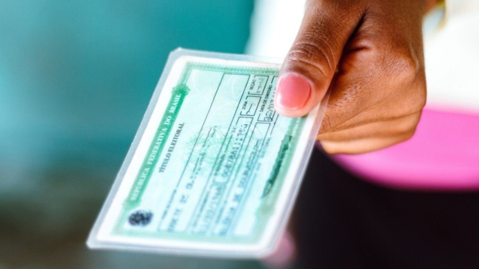 Documentos como o T&iacute;tulo de Eleitor utilizam biometria para confirma&ccedil;&atilde;o de identidade, relevante para esclarecimentos do INSS sobre benef&iacute;cios -  (crédito: Ag&ecirc;ncia Brasil)