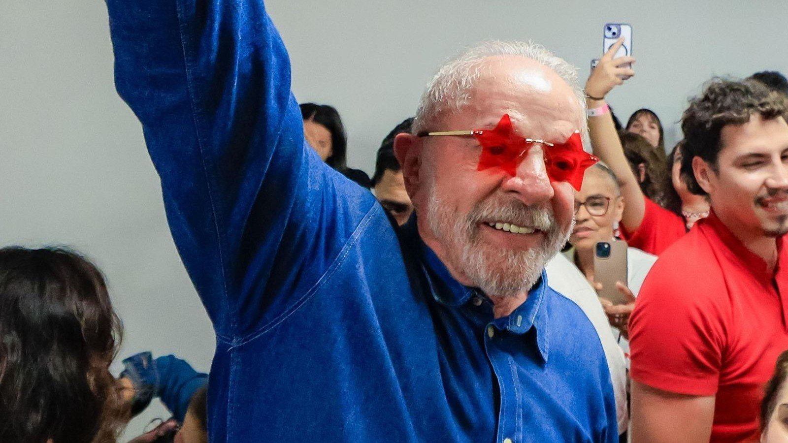 O presidente Lula celebra a vit&oacute;ria nas elei&ccedil;&otilde;es com o acess&oacute;rio que se tornou febre online e esgotou estoques virtuais -  (crédito: Ricardo Stuckert
)