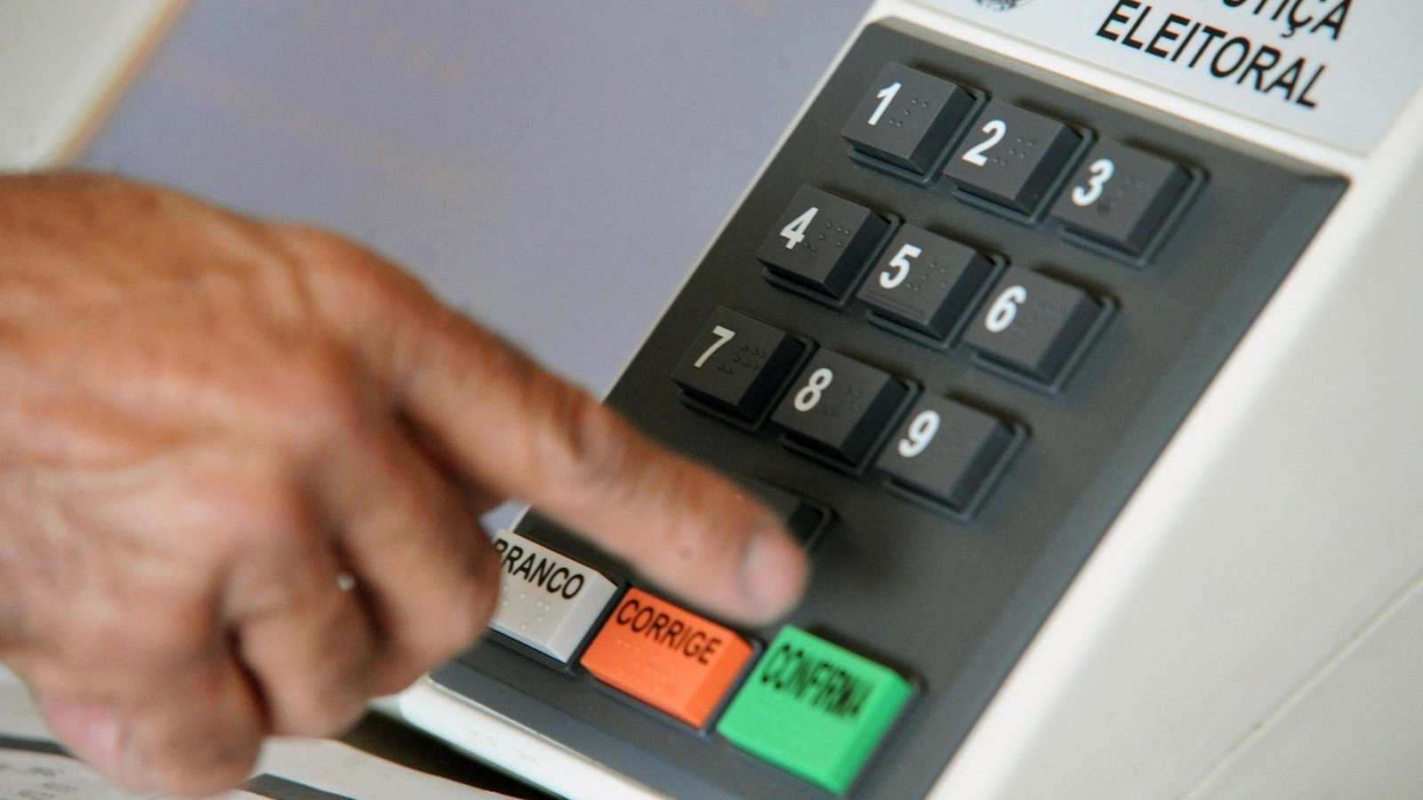 O voto na urna eletr&ocirc;nica simboliza a escolha pol&iacute;tica individual, tema central na discuss&atilde;o sobre o ass&eacute;dio eleitoral no ambiente de trabalho. -  (crédito: Elza Fiuza/Ag&ecirc;ncia Brasil)