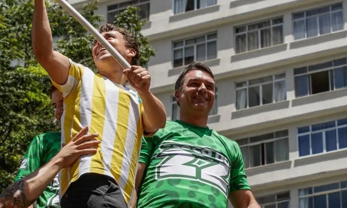Flávio Bolsonaro e Nikolas Ferreira, figuras em destaque na polêmica sobre a declaração do senador contestando eleições - (crédito: Rafael Neddermeyer)