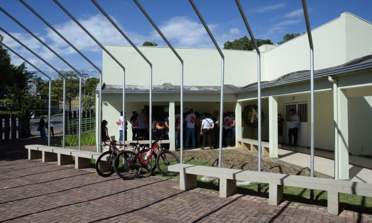 Os cemitérios da Paz, da Saudade, do Bonfim e da Consolação funcionarão das 7h às 17h30. A operação é coordenada pela Fundação de Parques Municipais e Zoobotânica (FPMZB), com apoio da Guarda Civil Municipal, da BHTrans, da Polícia Militar e de outros órgãos municipais
- (crédito: Tulio Santos/EM/D.A.Press. Brasil. Belo Horizonte - MG)