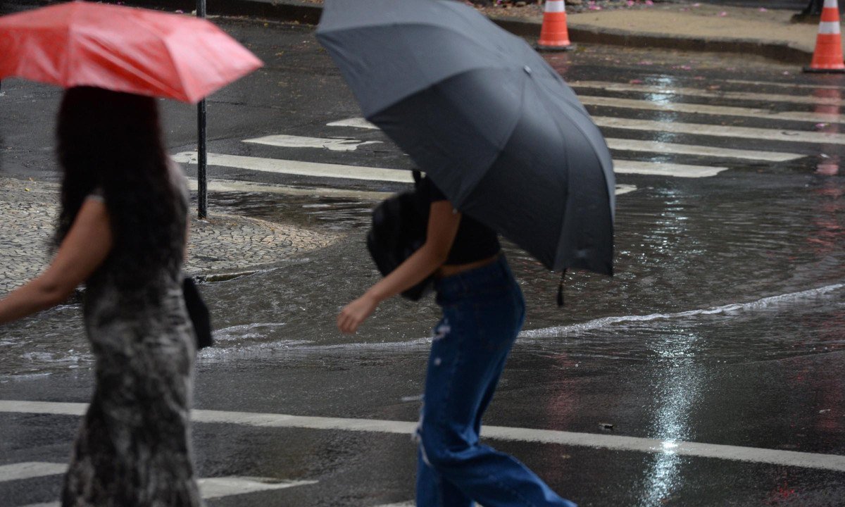 Inmet emite alertas laranja e vermelho para diferentes regiões do estado de Minas Gerais - (crédito: Tulio Santos/EM/D.A. Press. Brasil. Belo Horizonte - MG. Chuva no Centro. Rua Tupinambas, esquina com Av. Olegario Maciel.)