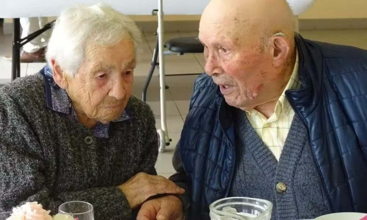 Idosa de 105 anos reencontra amigo da infância da mesma idade - (crédito: Tupi)