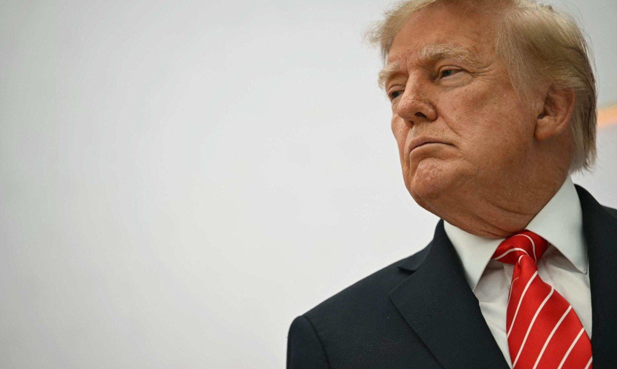 
Donald Trump age com ambiguidade: ainda não reconheceu formalmente a vitória de Lula, continua desqualificando a eleição e lança suspeitas sem apresentar provas -  (crédito: Kent Nishimura/AFP)
