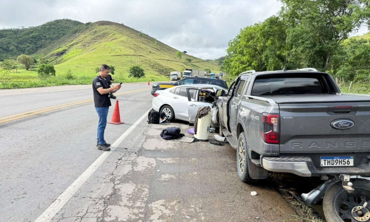 Acidente entre dois carros deixou uma pessoa morta na BR-116, em Teófilo Otoni, nesta quinta-feira (29/10) - (crédito: Redes sociais)