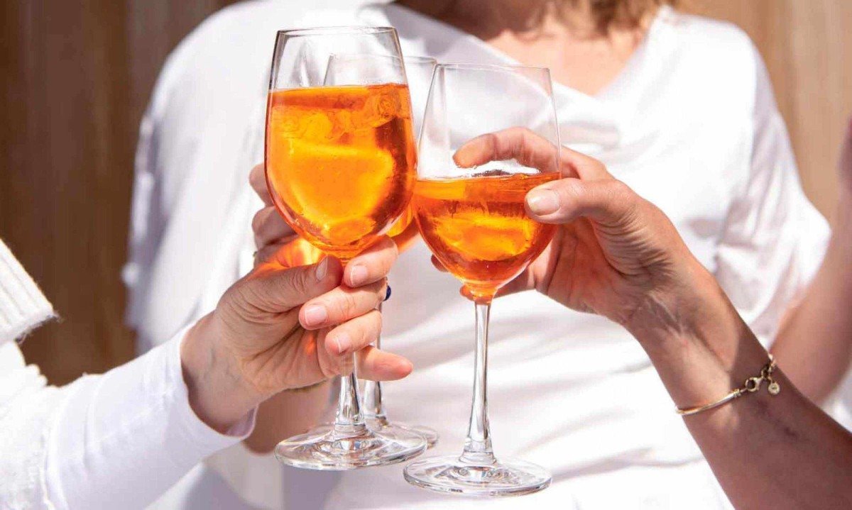 A bebida alcoólica, onipresente nos brindes, ocupa espaço significativo no convívio social
 -  (crédito: Pixabay/Reprodução)