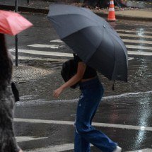 Inmet emite alertas de tempestade para regiões de MG nesta quinta-feira -  Tulio Santos/EM/D.A. Press. Brasil. Belo Horizonte - MG. Chuva no Centro. Rua Tupinambas, esquina com Av. Olegario Maciel.