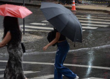 Inmet emite alertas laranja e vermelho para diferentes regiões do estado de Minas Gerais -  (crédito:  Tulio Santos/EM/D.A. Press. Brasil. Belo Horizonte - MG. Chuva no Centro. Rua Tupinambas, esquina com Av. Olegario Maciel.)