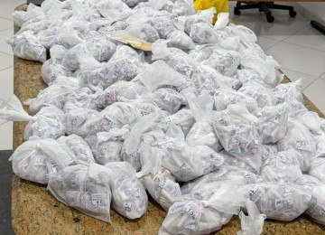 Mais de 6 mil pinos de cocaína e outras três porções da mesma droga foram apreendidas pelos militares durante um perseguição policial que terminou com a prisão de um homem suspeito de tráfico de drogas em Leopoldina -  (crédito: PMMG/Divulgação)