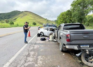 Acidente entre dois carros deixou uma pessoa morta na BR-116, em Teófilo Otoni, nesta quinta-feira (29/10) -  (crédito: Redes sociais)