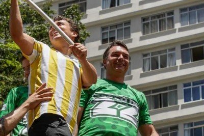 Fl&aacute;vio Bolsonaro e Nikolas Ferreira, figuras em destaque na pol&ecirc;mica sobre a declara&ccedil;&atilde;o do senador contestando elei&ccedil;&otilde;es -  (crédito: Rafael Neddermeyer)