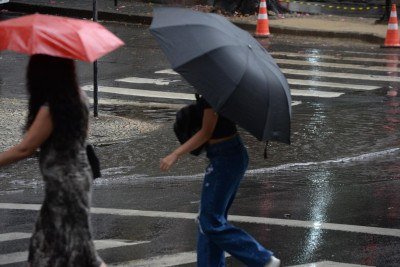 Inmet emite alertas laranja e vermelho para diferentes regiões do estado de Minas Gerais -  (crédito:  Tulio Santos/EM/D.A. Press. Brasil. Belo Horizonte - MG. Chuva no Centro. Rua Tupinambas, esquina com Av. Olegario Maciel.)