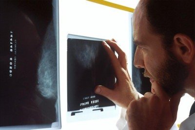 A orientação também se dirige a clínicas, serviços de diagnóstico por imagem e operadoras -  (crédito:  National Cancer Institute/Unsplash)