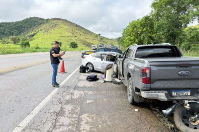Acidente entre dois carros deixou uma pessoa morta na BR-116, em Teófilo Otoni, nesta quinta-feira (29/10) -  (crédito: Redes sociais)