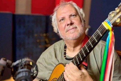 O mineiro Chico Lobo revisita 45 anos dedicados à viola ao lado de Zeca Baleiro, Fernanda Takai e Leila Pinheiro, entre outros cantores -  (crédito: Chico Lobo/Facebook/Reprodução)